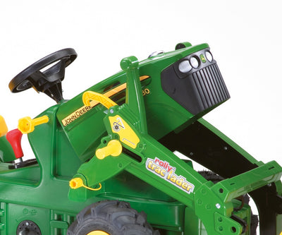 Rolly Toys -merkkinen traktori, malli Rolly Farmtrac John Deere, jossa on lapiokauha ja pumppupyörät.