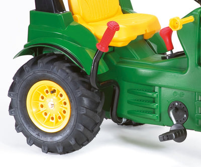 Rolly Toysin traktorilelu, malli Rolly Farmtrac John Deere, punainen traktori lapsille. Traktorissa on kauha ja pumpattavat renkaat.