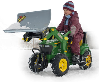 Vihreä Rolly Toys -traktori John Deere -logolla, mukana kauha ja pumppupyörät.