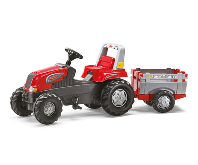Punainen Rolly Toys traktori juniorikokoisella perävaunulla.