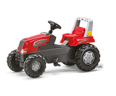Punainen Rolly Toys traktori junior RT-Z -malli yhdessä perävaunun kanssa.