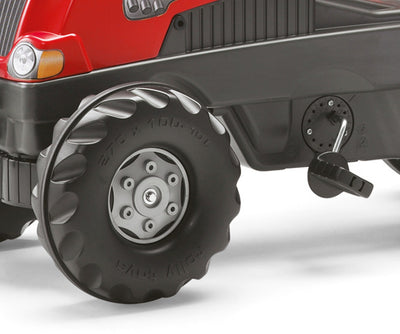 Punainen Rolly Toys -traktori ja peräkärry.