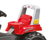 Punainen Rolly Toys 811397 -traktori Rolly Junior RT -präriperävaunulla ja lapioilla.