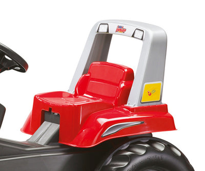 Punainen Rolly Toys 811397 -traktori Rolly Junior RT -präriperävaunulla ja lapioilla.