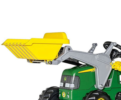 Rolly Toys -merkkinen traktori Rolly Junior John Deere -teemalla. Mukana kauha ja perävaunu.