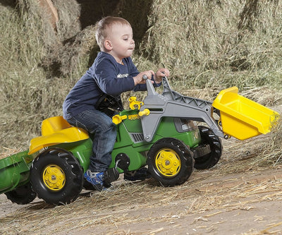 Rolly Toys 811496 -traktori Rolly Junior John Deere -merkillä varustettuna, mukana kauha ja perävaunu.