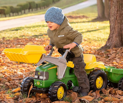 Rolly Toys -merkkinen traktori Rolly Junior John Deere -teemalla. Traktorissa on mukana kauha ja peräkärry.