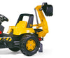 Punainen Rolly Toys -merkkinen traktori juniorikokoisena. Traktorissa on JCB-logo ja siinä on mukana kauha ja peräkärry.