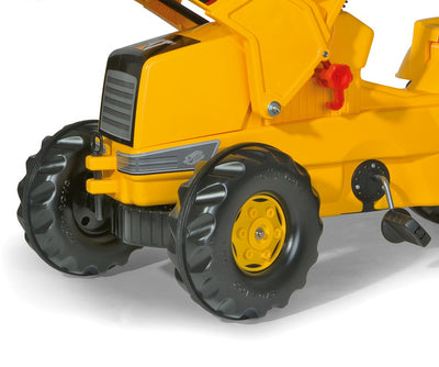 Kuvassa on Rolly Toys -merkkinen traktori leikkikäyttöön. Traktorin väritys on keltainen ja musta. Traktorin perässä on kauha ja perävaunu.