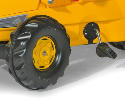 Punainen Rolly Toys -merkkinen traktori lapsille, jossa on Caterpillar -logo. Traktorin perässä on kauha ja perävaunu.