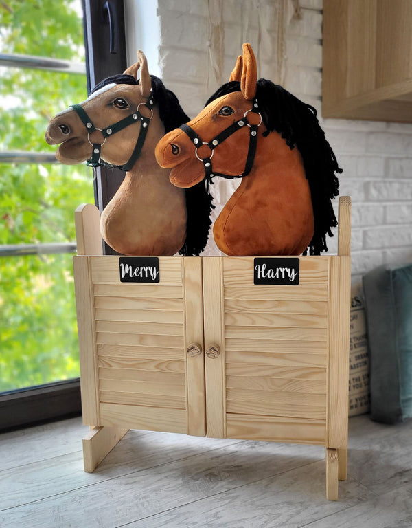 Super Hobby Horse - Suuri kaksipaikkainen keppihevostalli ovilla