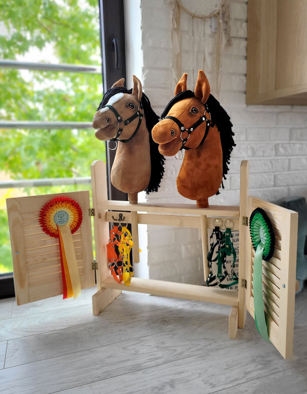 Super Hobby Horse - Suuri kaksipaikkainen keppihevostalli ovilla