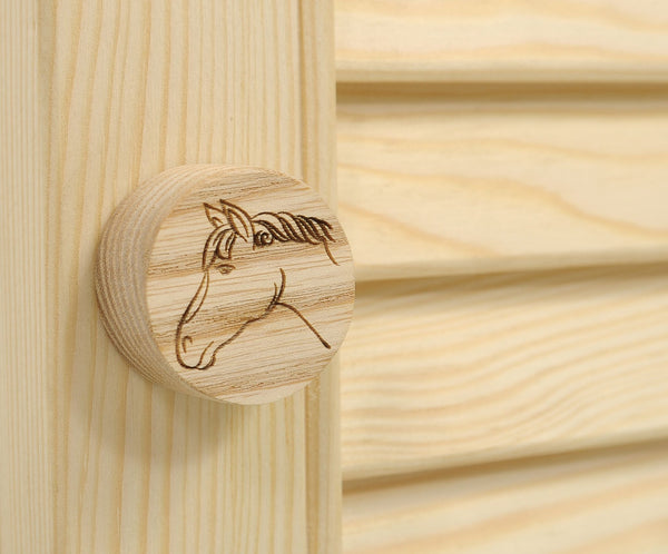 Super Hobby Horse - Suuri yksittäinen Hobby Horse -talli ovella