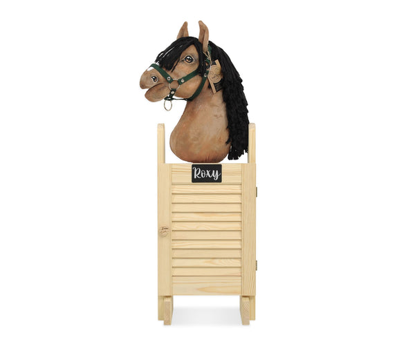 Super Hobby Horse - Suuri yksittäinen Hobby Horse -talli ovella