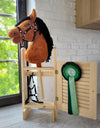 Super Hobby Horse - Suuri yksittäinen Hobby Horse -talli ovella