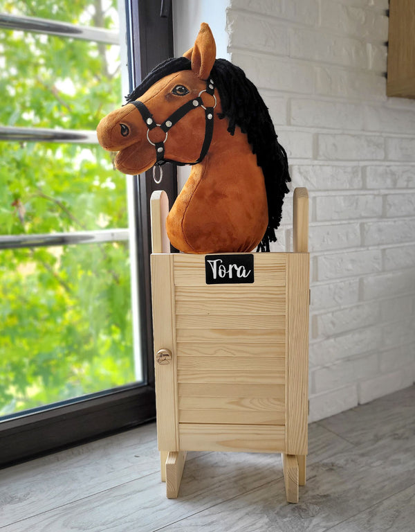 Super Hobby Horse - Suuri yksittäinen Hobby Horse -talli ovella