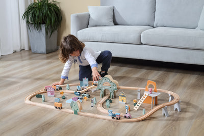 Polar Express -junasetti, jossa 92 osaa, valkoisen, sinisen ja punaisen sävyissä. Junaradan osat, veturi ja vaunut.