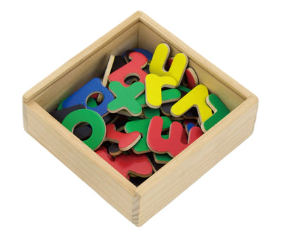 Viga 50324 magneettiset kirjaimet, jotka ovat eri väreissä ja kootussa laatikossa.