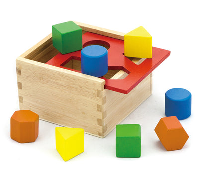 Puinen leikkikello, jossa erivärisiä geometrisiä muotoja.