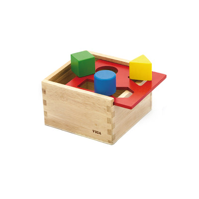 Viga-merkkinen puinen palikkapakkaus, jossa on erilaisia geometrisiä muotoja ja lajittelulaatikko.