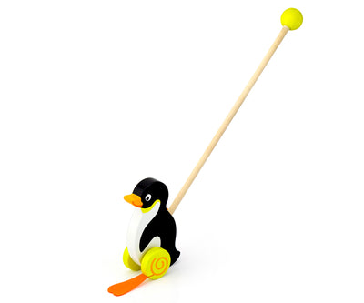 Puinen pingviini-lelu, jossa on punainen nokka ja keltaiset jalat.