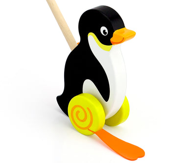 Vigatoys merkkinen pingviini lelu, joka on valmistettu puusta. Pingviinillä on valkoiset vatsa ja silmät, sekä oranssit jalat ja nokka.