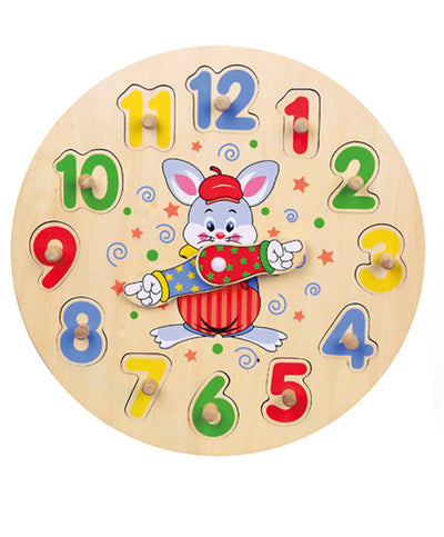 Puinen seinäkello erilaisilla muodoilla, kuten ympyröillä, kolmioilla ja neliöillä. Kellon taustavärinä vaalea puu ja numerot sekä viisarit mustat. Kellon halkaisija noin 30 cm.