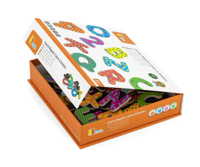 Värilliset magneettikirjaimet ja -numerot 77 kpl.