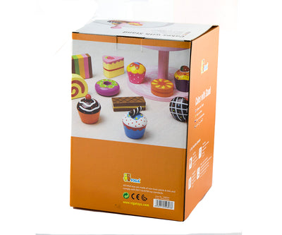 Värikäs ja koristeellinen cupcake-teline, jossa on neljä kerrosta ja neljä eri väristä kuviollista kuppikakkua.